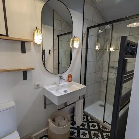 Riverside Cabin With Private Terrace + Hot Tub Apartamento